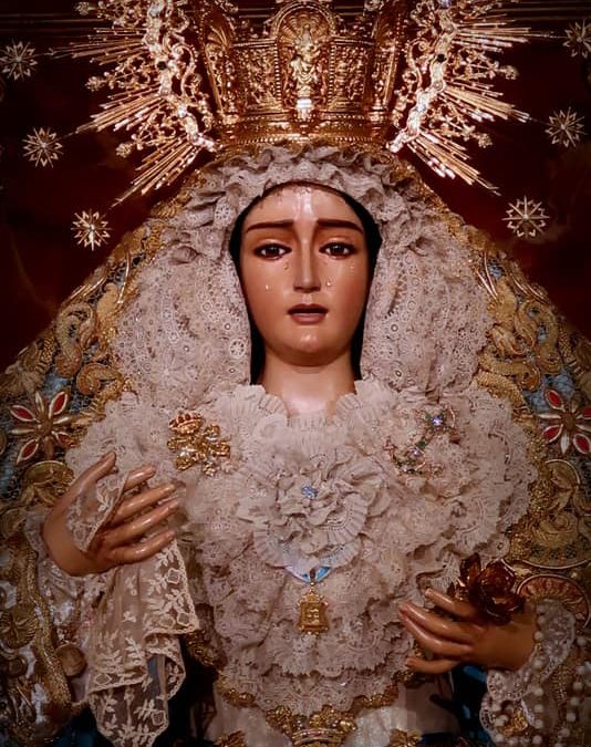 NTRA. SRA. DE LA ESPERANZA CORONADA ATAVIADA PARA EL MES DE MAYO