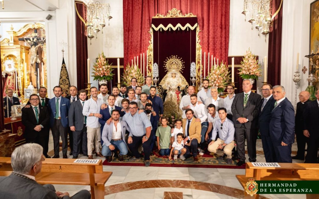 OFRENDA FLORAL DE LA CUADRILLA DE COSTALEROS A NTRA. SRA. DE LA ESPERANZA CORONADA TRAS SU REGRESO