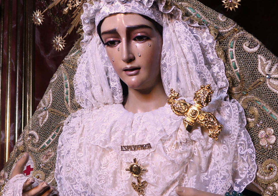 NUESTRA SEÑORA DE LA ESPERANZA ATAVIADA PARA LA CANDELARIA