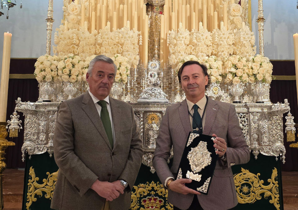 ENTREGA DE LAS PASTAS DEL PREGÓN DE LA SEMANA SANTA DE HUELVA 2025