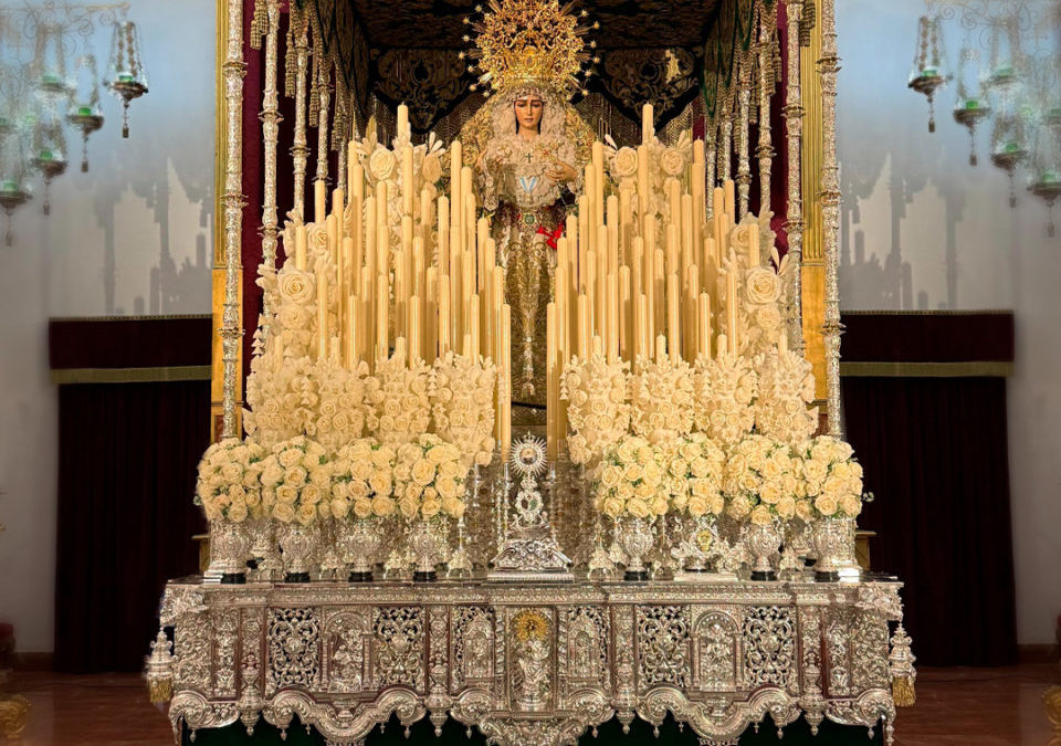NUESTRA SEÑORA DE LA ESPERANZA ENTRONIZADA EN SU PASO DE PALIO