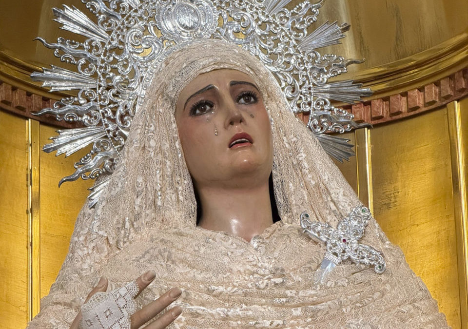 MARÍA SANTÍSIMA DEL MAYOR DOLOR ATAVIADA PARA LA PASCUA