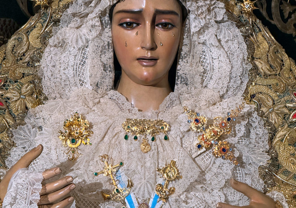 NUESTRA SEÑORA DE LA ESPERANZA ENTRONIZADA EN SU PASO DE PALIO PARA SU PROCESIÓN EXTRAORDINARIA