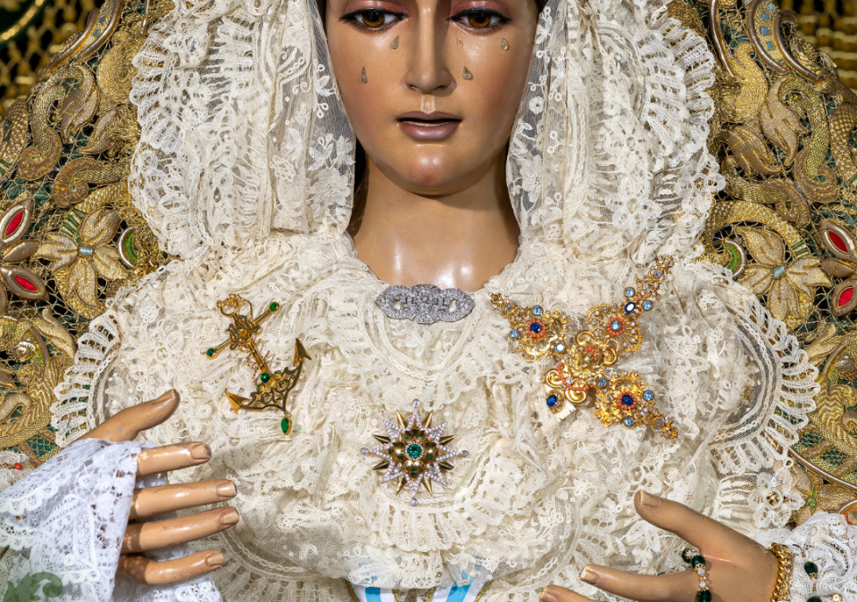 NUESTRA SEÑORA DE LA ESPERANZA ENTRONIZADA EN SU PASO DE PALIO