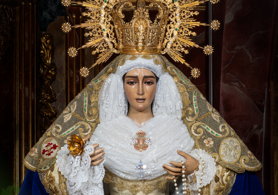 NUESTRA SEÑORA DE LA ESPERANZA ATAVIADA PARA LA PASCUA